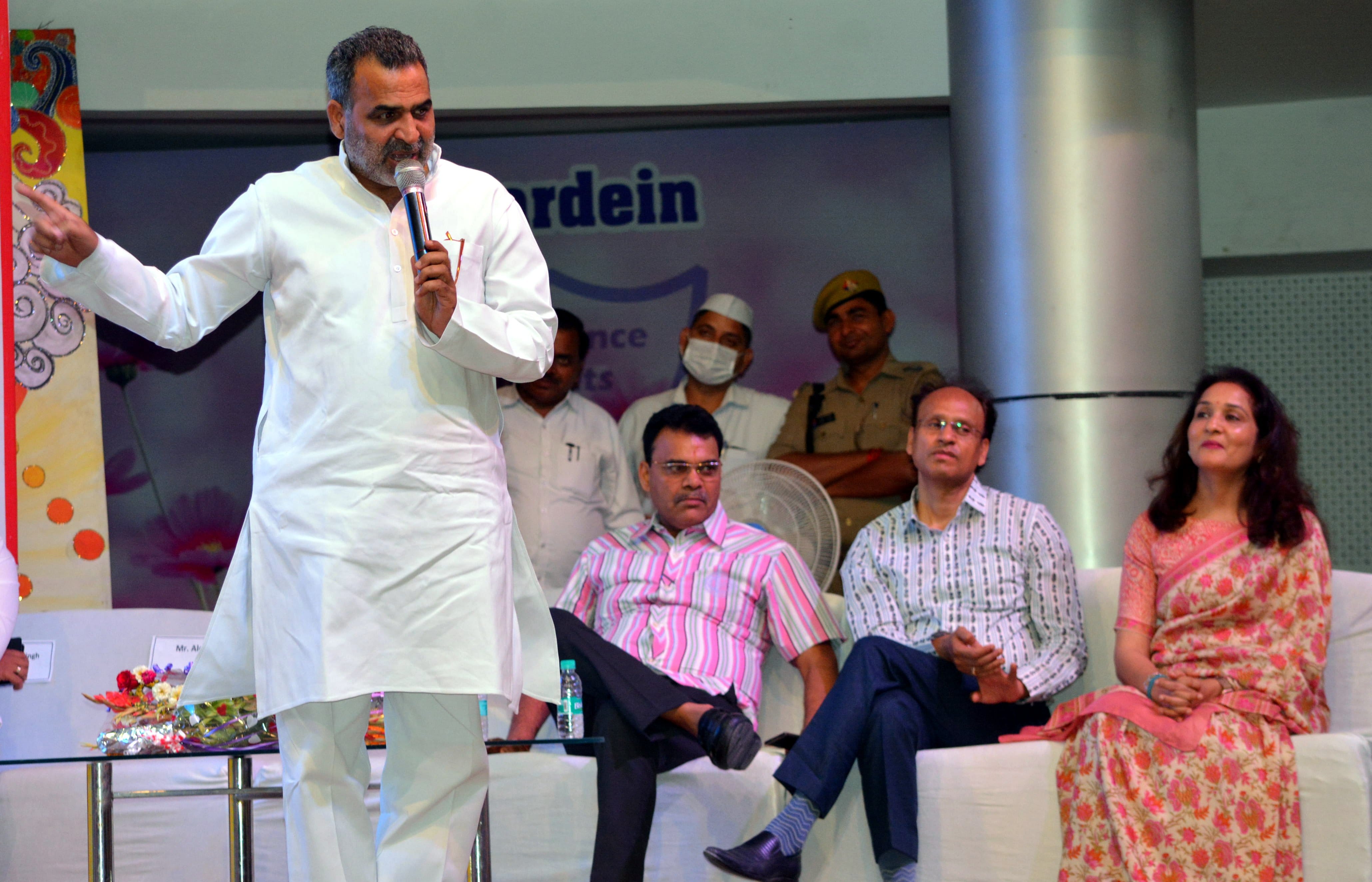 शारदेन स्कूल में आयोजित कार्यक्रम में दीप प्रज्जवलित करते केद्रीय राज्यमंत्री डॉ संजीव बालिया?