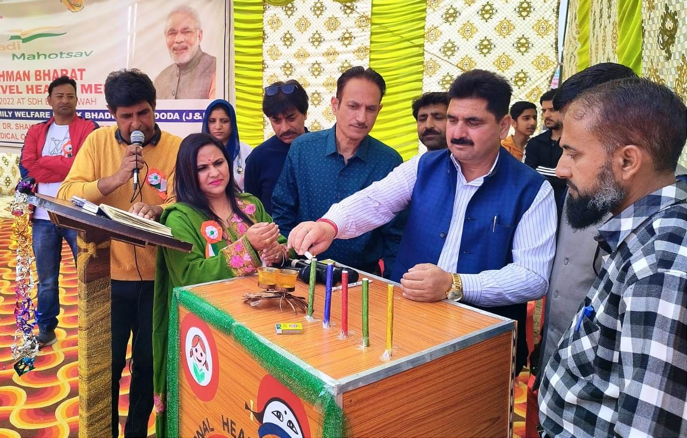 उधमपुर: बदरवा में मेले में दीप जलाते हुए तथा प्रस्तुति देती हुई छात्राएं. उधमपुर: बदरवा में मेले में दीप जलाते हुए तथा प्रस्तुति देती हुई छात्राएं.