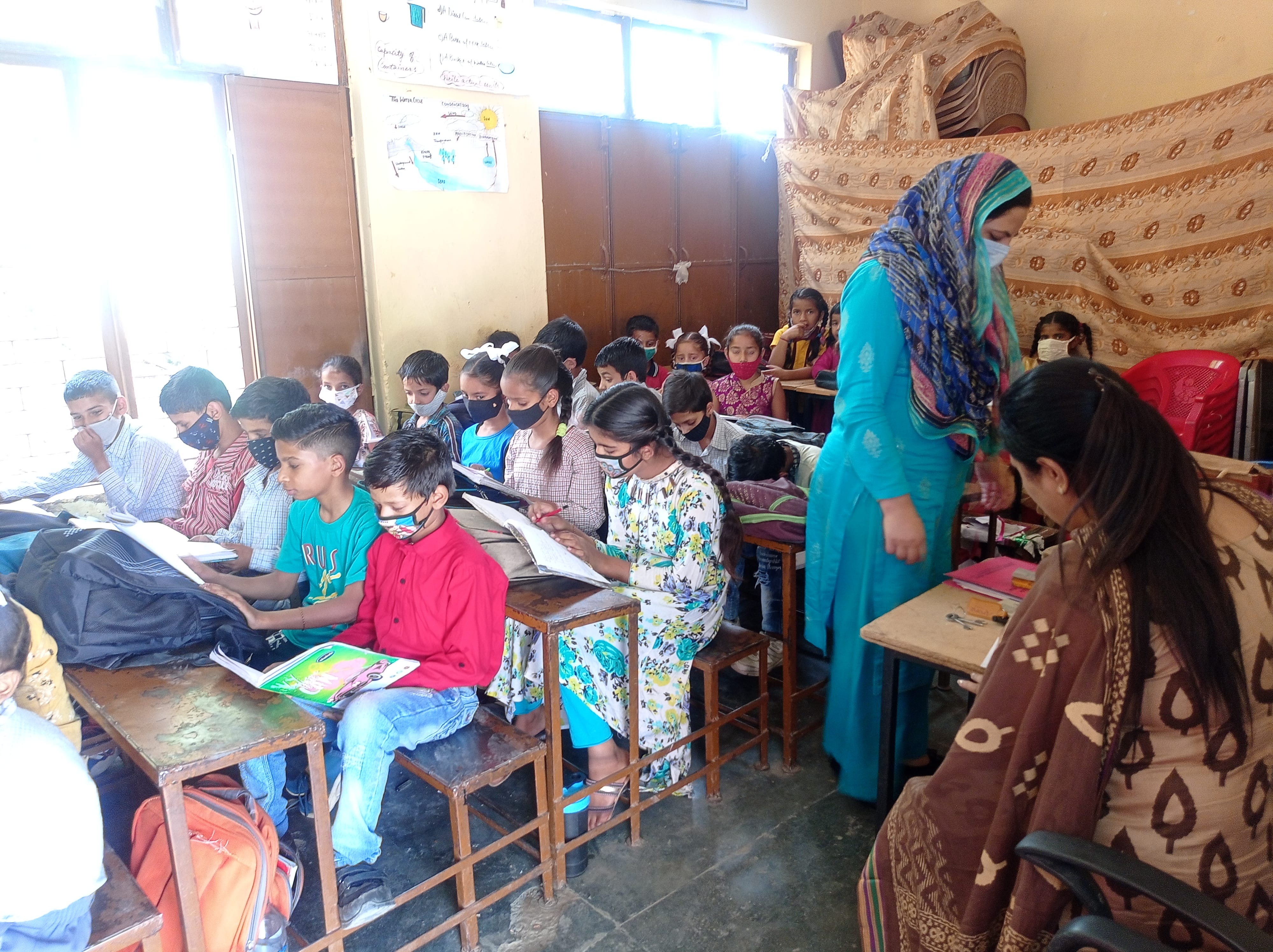 उधमपुर-एक कमरे में चल रहे गवर्नमेंट मिडिल स्कूल हॉऊसिंग कॉलोनी में एकसाथ आठ कक्षाओं को पढाते शिक? उधमपुर-एक कमरे में चल रहे गवर्नमेंट मिडिल स्कूल हॉऊसिंग कॉलोनी में एकसाथ आठ कक्षाओं को पढाते शिक?