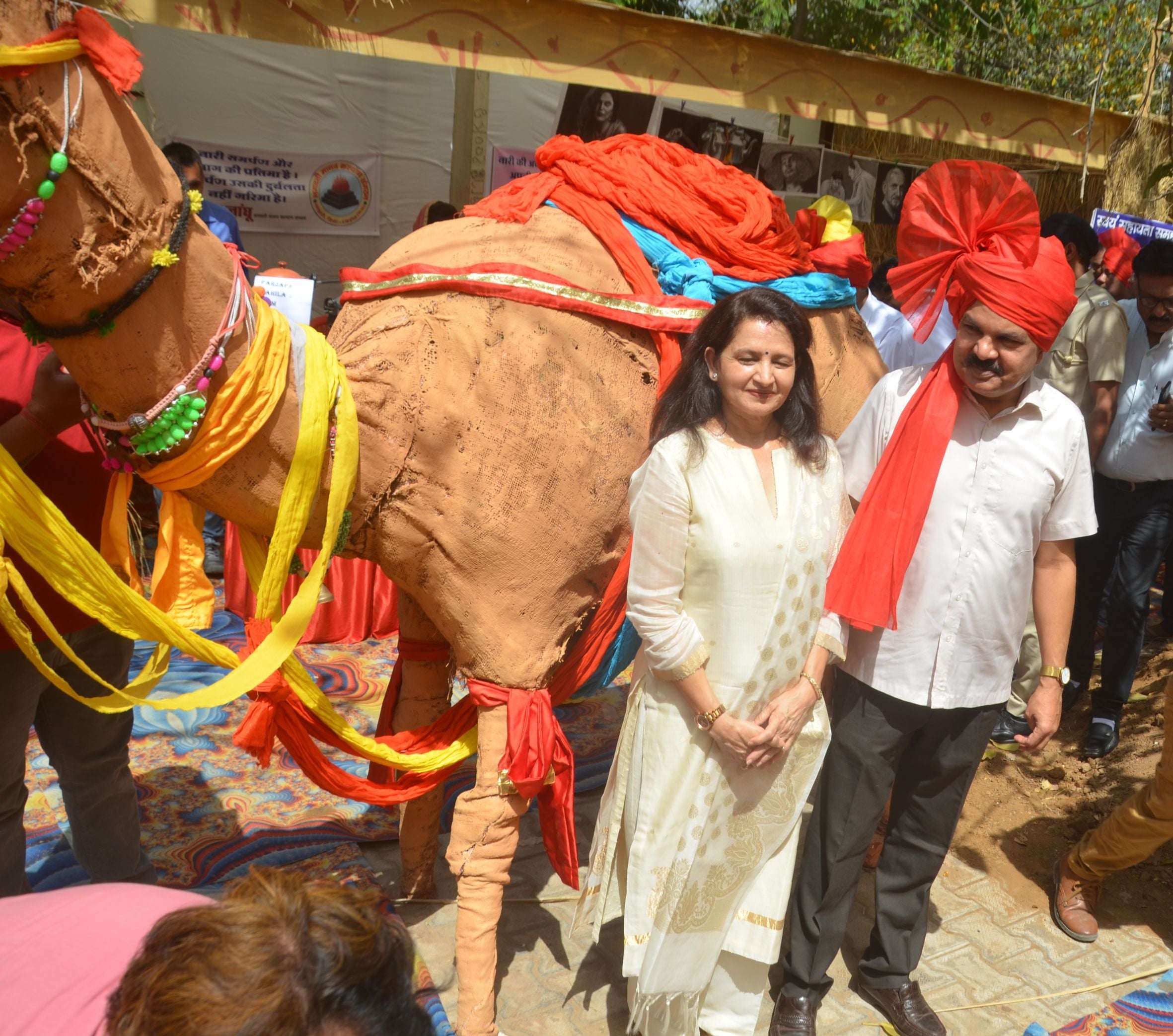 चिराग हाट में महिला सहायता समूह की ओर से बनाए गए ऊंट के पास खड़े होकर पत्नी वंदना गोदारा के साथ फोट