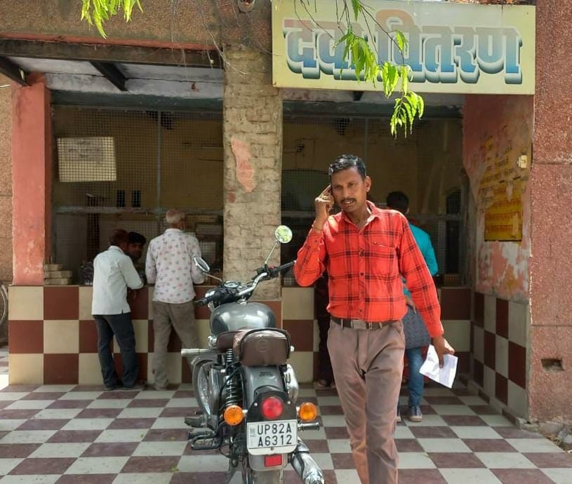 ेडिकल कॉलेज के दवा वितरण केंद्र पर दवा न होने के कारण कम संख्या में खड़े मरीज ।संवाद ेडिकल कॉलेज के दवा वितरण केंद्र पर दवा न होने के कारण कम संख्या में खड़े मरीज ।संवाद