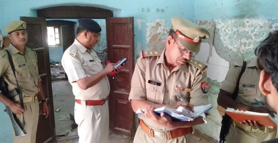 फोटो-14- घटनास्थल पर जांच करती पुलिस टीम फोटो-14- घटनास्थल पर जांच करती पुलिस टीम