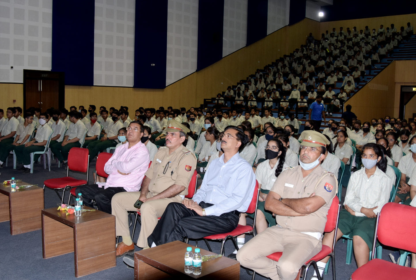 पुलिस की पाठशाला में मौजूद छात्र व छात्राएं व स्कूल का स्टाफ एवं पुलिसकर्मी