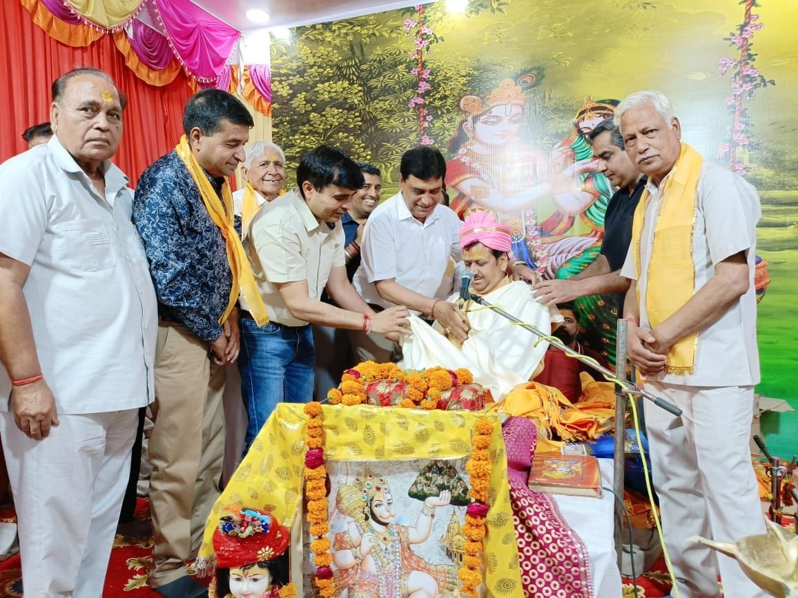 पानीपत।  अवध धाम मंदिर में कथा के समापन पर पंडित राधे-राधे महाराज को सम्मानित करते हुए हरपाल ढांड?