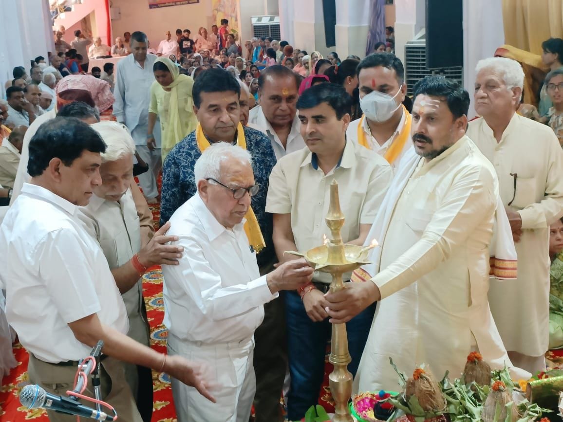 पानीपत। अवध धाम मंदिर में कथा के समापन पर दीप प्रज्वलित करते हुए अतिथि ।