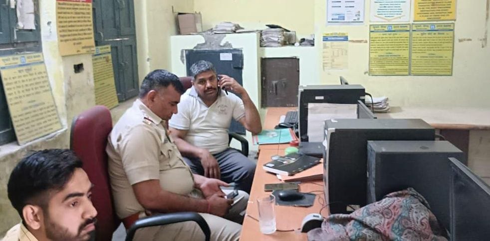 पानीपत। गांव शोरा स्थित यूवो बैंक चारों द्वारा चोरी के प्रयास के बाद जांच करने पहुंचे पुलिसकर्म? पानीपत। गांव शोरा स्थित यूवो बैंक चारों द्वारा चोरी के प्रयास के बाद जांच करने पहुंचे पुलिसकर्म?