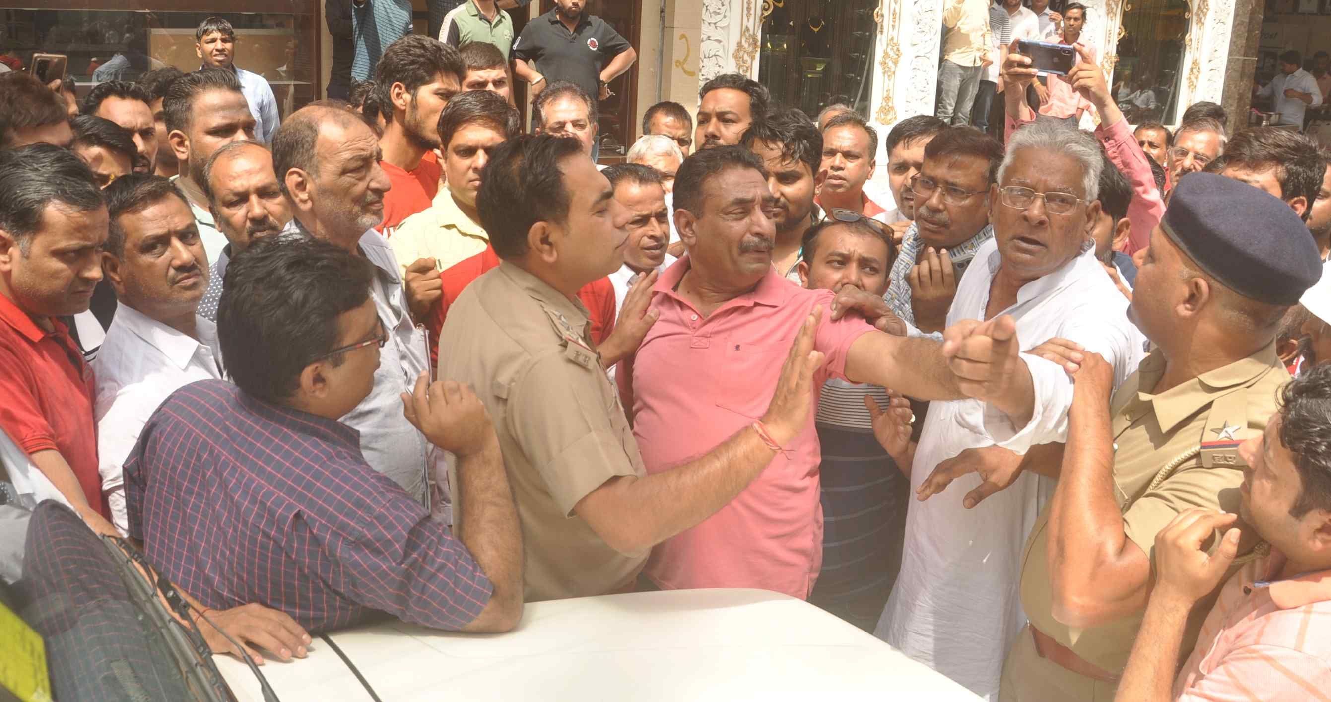 रेलवे रोड बाजार में हंगामे के दौरान व्यापारियों को समझाती पुलिस। संवाद रेलवे रोड बाजार में हंगामे के दौरान व्यापारियों को समझाती पुलिस। संवाद