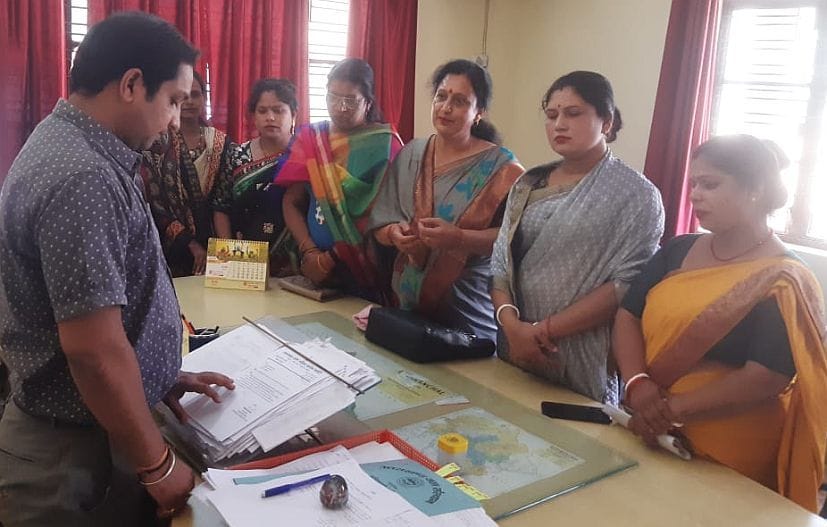 रुद्रपुर में जलसंस्थान के इंजीनियर को समस्या बतातीं कांग्रेसनेत्री मीना शर्मा व अन्य महिलाएं। रुद्रपुर में जलसंस्थान के इंजीनियर को समस्या बतातीं कांग्रेसनेत्री मीना शर्मा व अन्य महिलाएं।