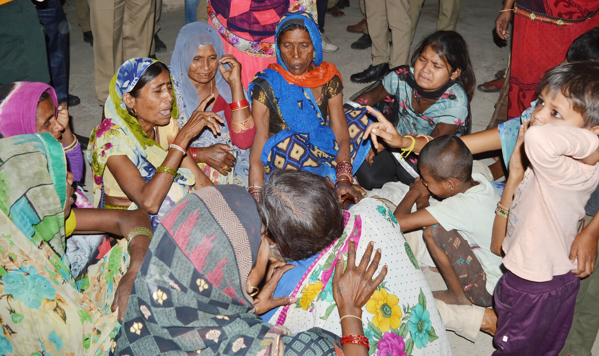 सदर कोतवाली परिसर में रोते बिलखते मृतक के परिजन। सदर कोतवाली परिसर में रोते बिलखते मृतक के परिजन।