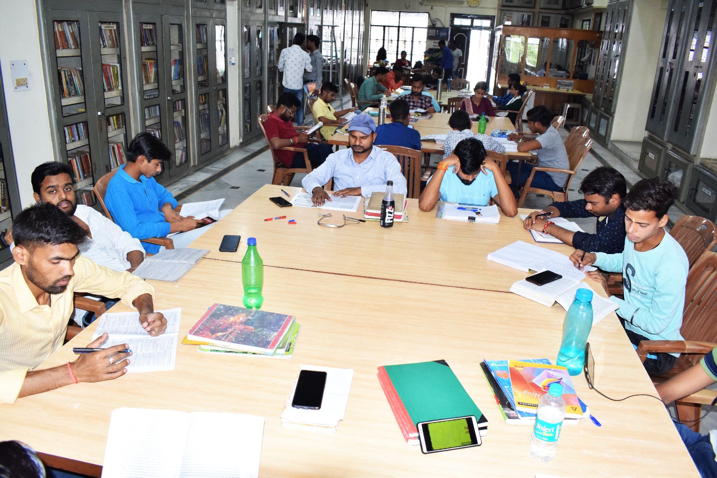 शाहजहांपुर के हनुमतधात स्थित स्वामी विवेकानंद लाइब्रेरी पढ़ाई करते लोग । संवाद शाहजहांपुर के हनुमतधात स्थित स्वामी विवेकानंद लाइब्रेरी पढ़ाई करते लोग । संवाद