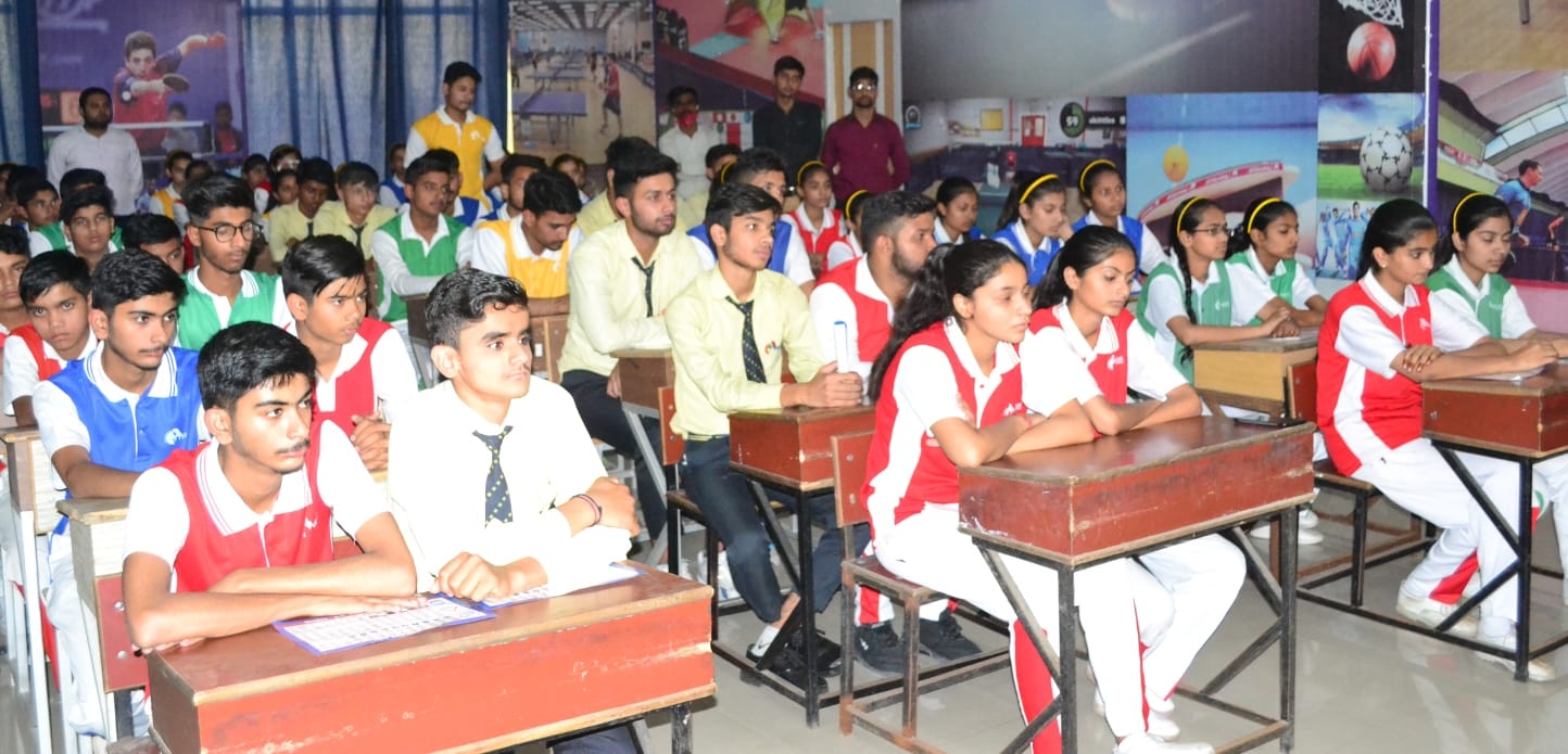 शामली मेपल्स एकेडमी में अमर उजाला फाउंडेशन  द्वारा आयोजित पुलिस की पाठशाला में उपस्थित छात्र-छा?