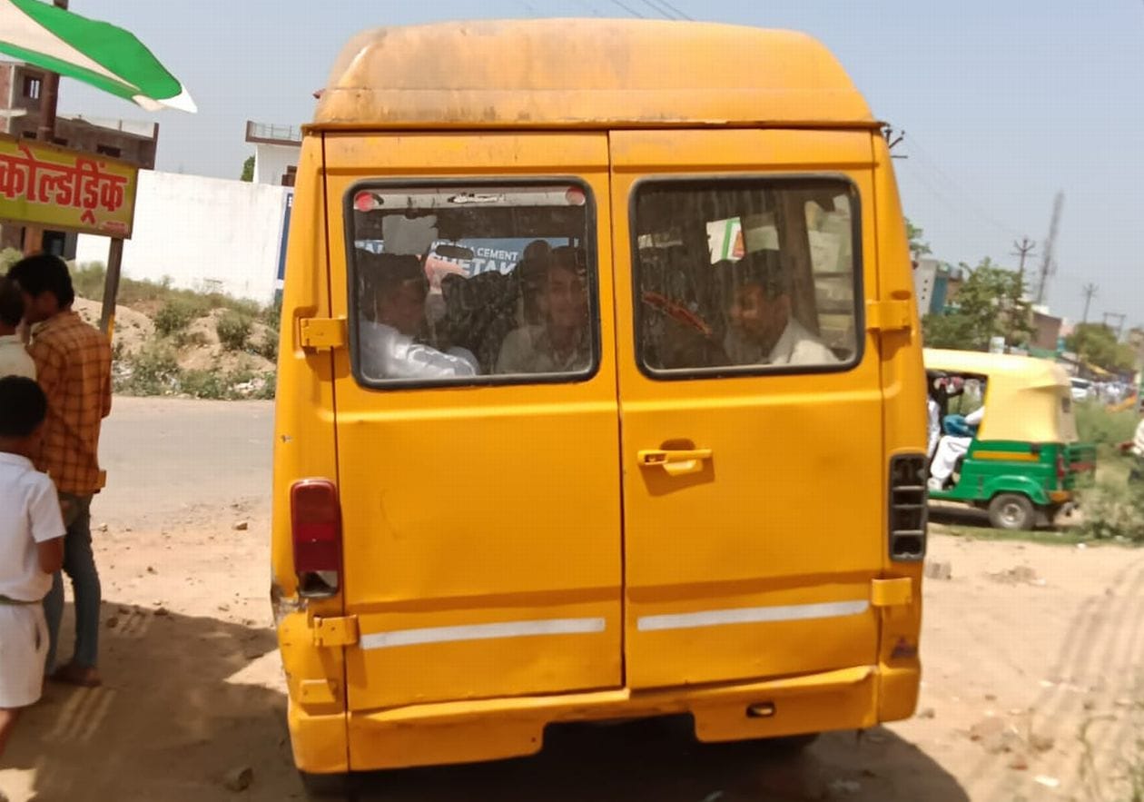 शनिवार को गढ़ में स्कूल से छात्रों को ले जाती बिना नंबर की स्कूल बस । संवाद शनिवार को गढ़ में स्कूल से छात्रों को ले जाती बिना नंबर की स्कूल बस । संवाद