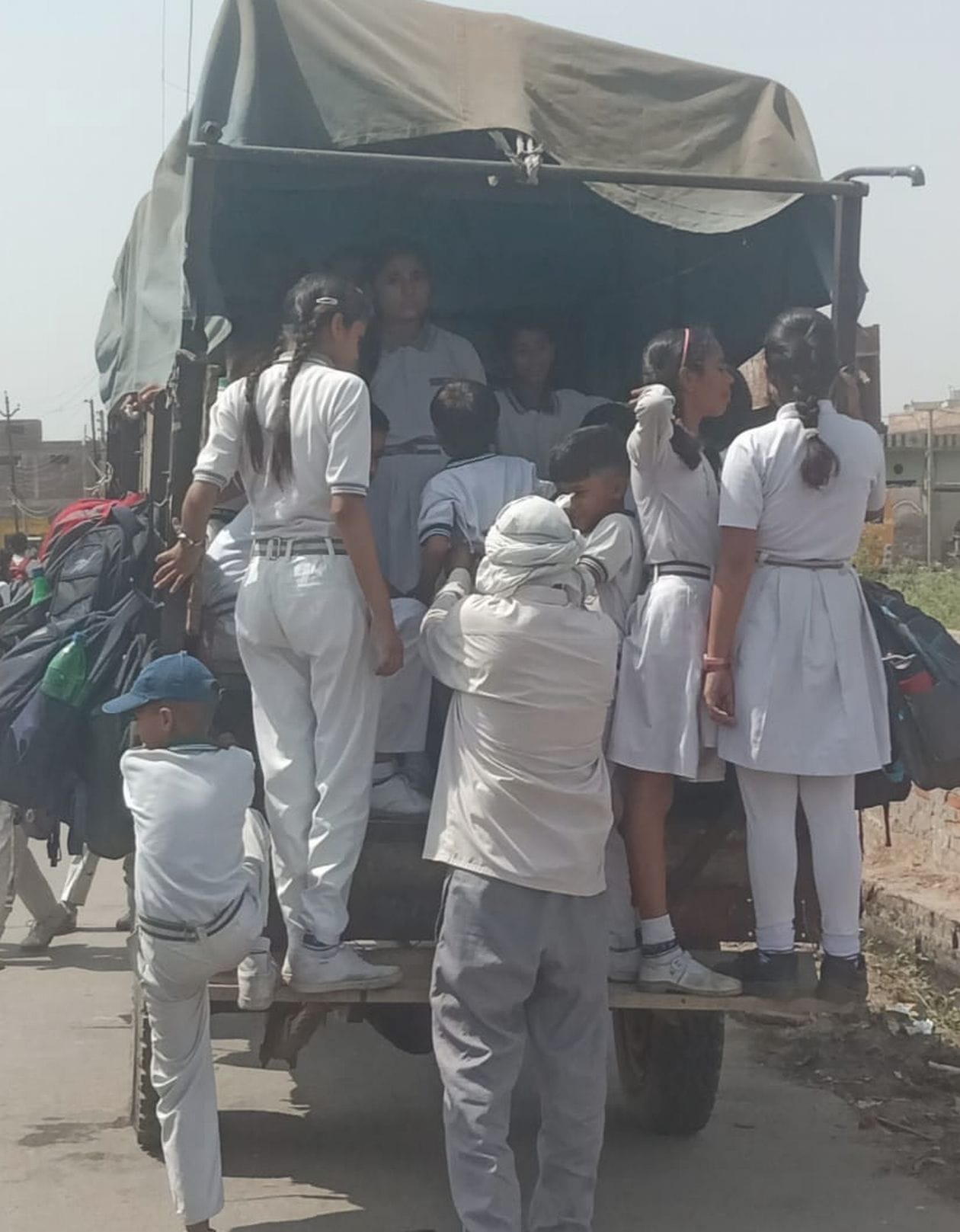 शनिवार को परतापुर रोड एक जुगाड़ में जाते एक स्कूल के बच्चे । संवाद शनिवार को परतापुर रोड एक जुगाड़ में जाते एक स्कूल के बच्चे । संवाद