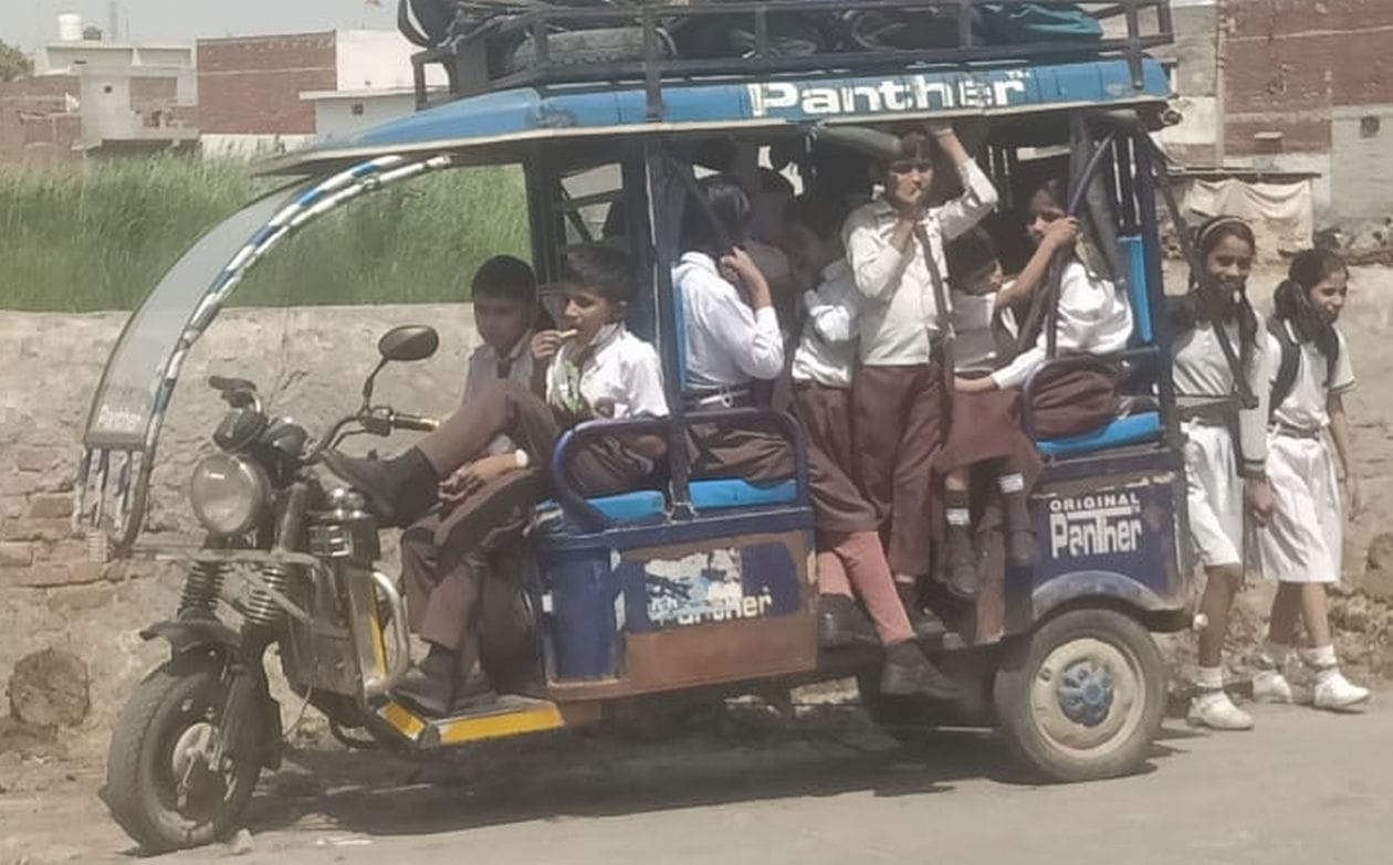 शनिवार को परतापुर रोड एक रिक्शा में भूसे की तरह भरे एक स्कूल के बच्चे । संवाद शनिवार को परतापुर रोड एक रिक्शा में भूसे की तरह भरे एक स्कूल के बच्चे । संवाद