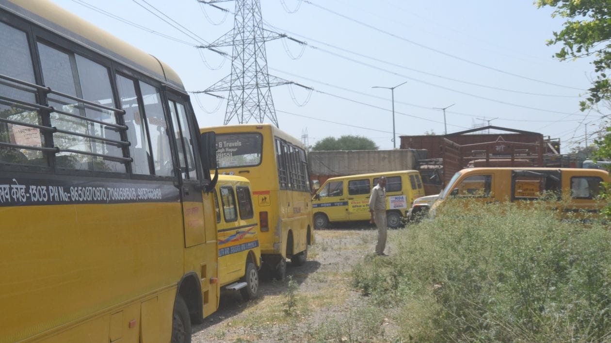 शनिवार को टीपी नगर चौकी पर खडी आरटीओ विभाग द्वारा सीज की गई स्कूल की बस । संवाद शनिवार को टीपी नगर चौकी पर खडी आरटीओ विभाग द्वारा सीज की गई स्कूल की बस । संवाद