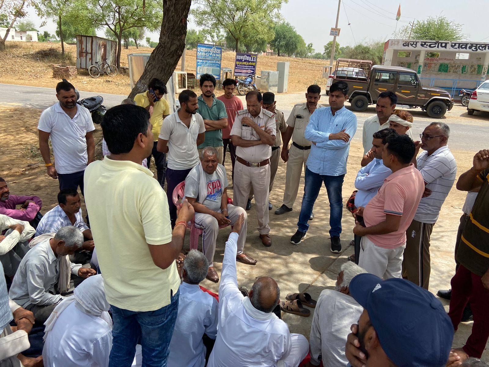  श्यामपुरा पावर हाउस के पास धरने पर बैठे ग्रामीणों को समझाते अधिकारी। संवाद
