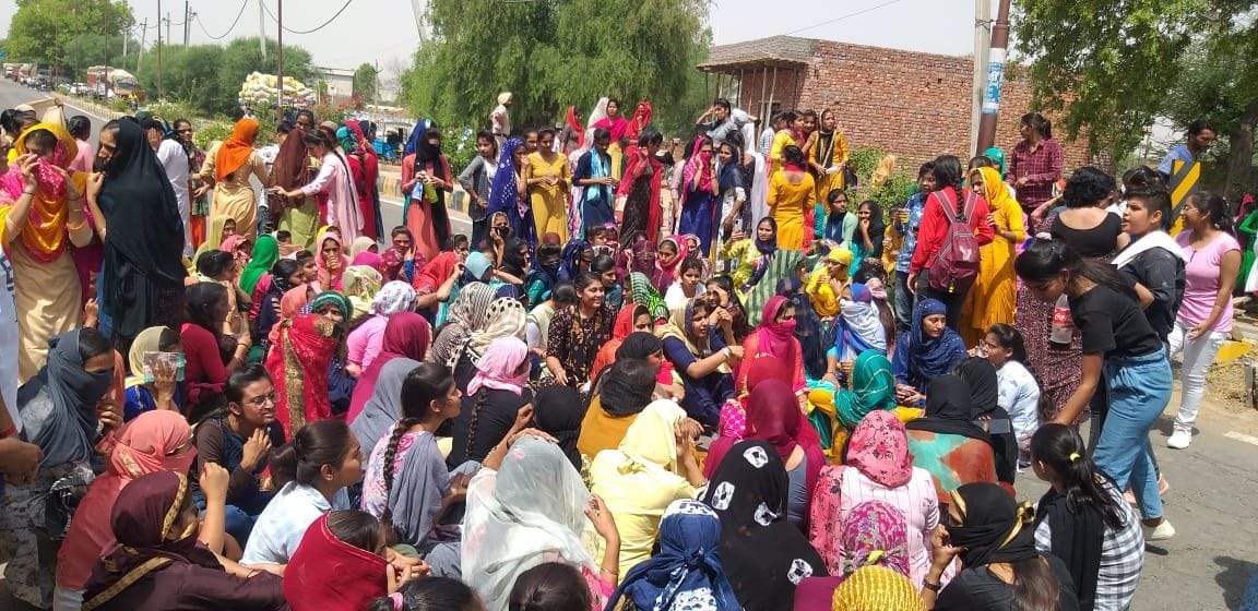 टोहाना में रतिया रोड पर जाम लगाकर बैठीं छात्राएं। टोहाना में रतिया रोड पर जाम लगाकर बैठीं छात्राएं।
