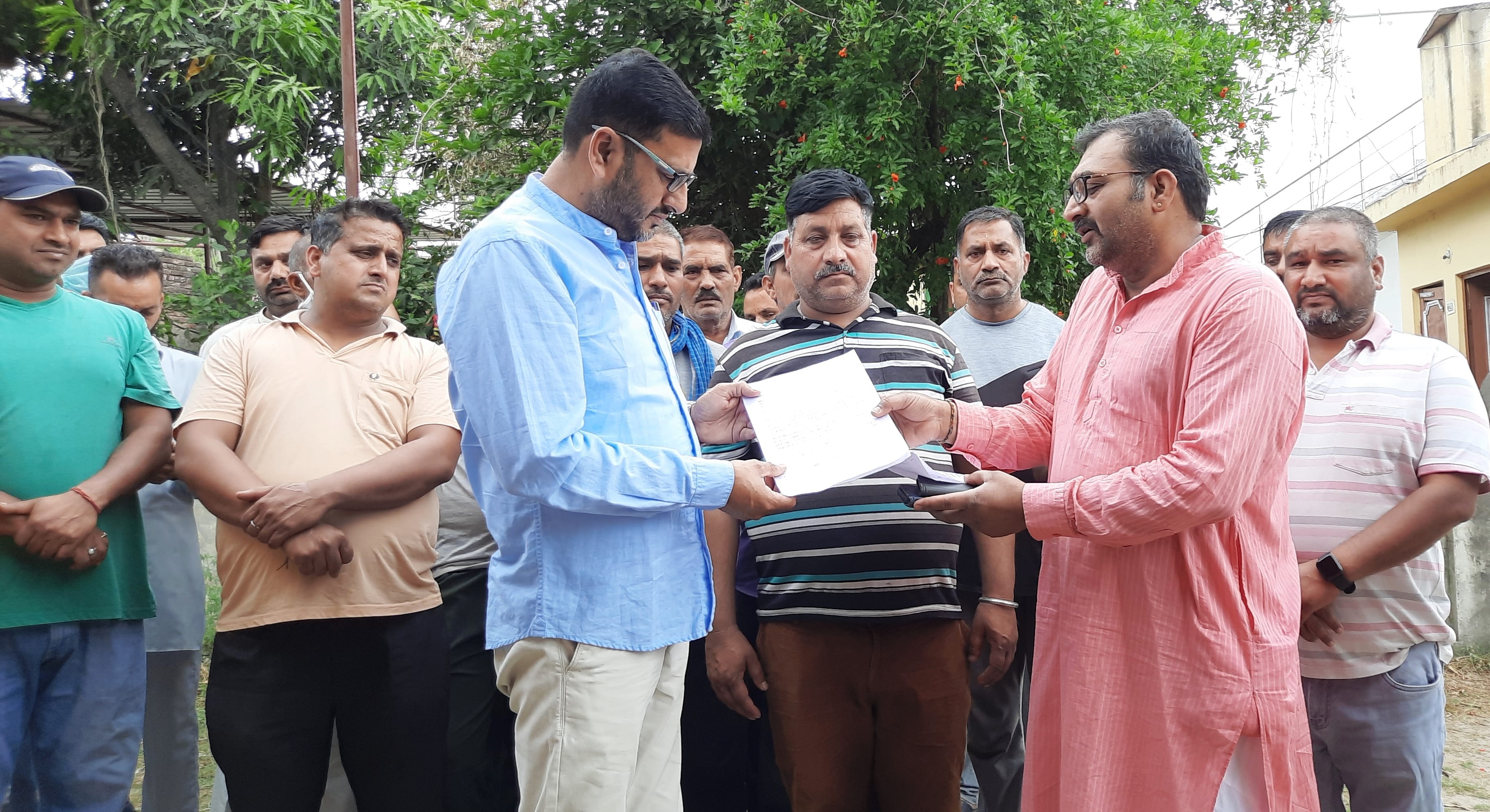 उधमपुर: रौन दोमेल के लोगों द्वारा बिजली विभाग के खिलाफ किया गया प्रदर्शन तथा नायब तहसीलदार को ज्ञ