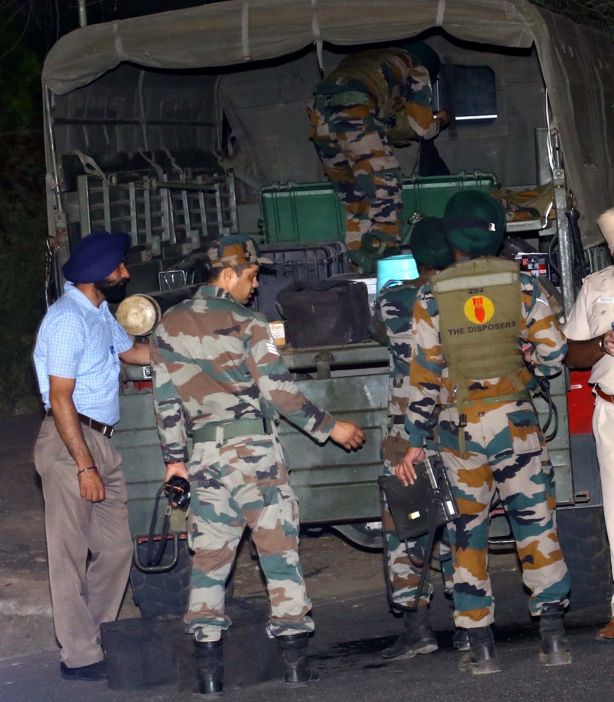 बम को डिफ्यूज करने पहुंची आर्मी। बम को डिफ्यूज करने पहुंची आर्मी।