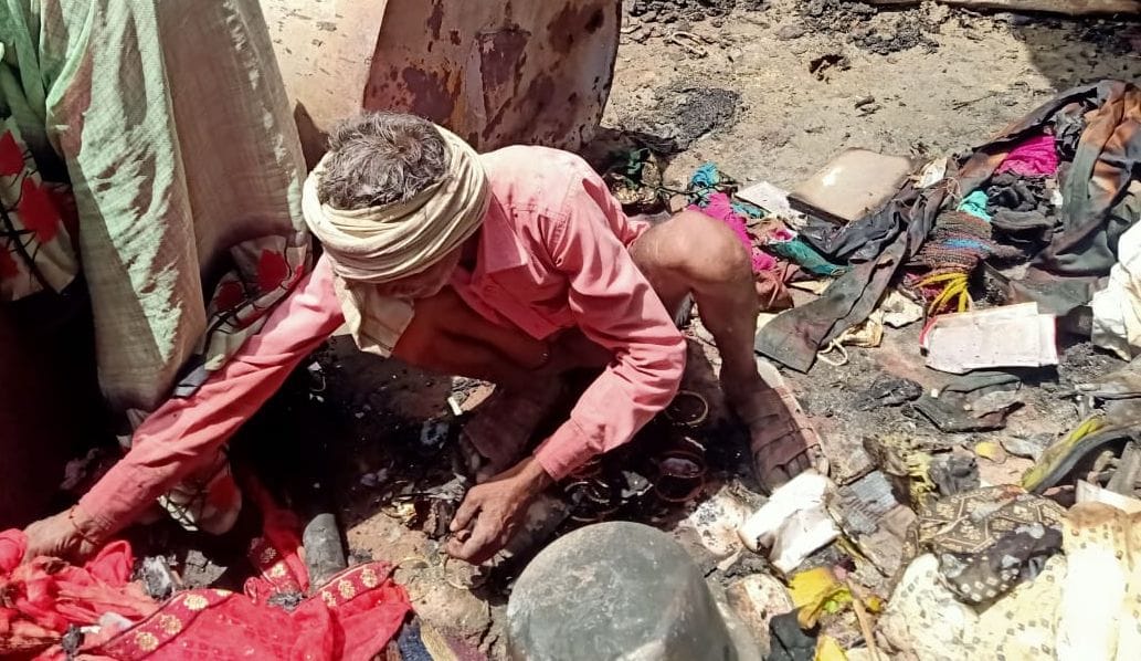 फोटो-16- आग से जलने के बाद बचे सामान को देखता पीड़ित फोटो-16- आग से जलने के बाद बचे सामान को देखता पीड़ित