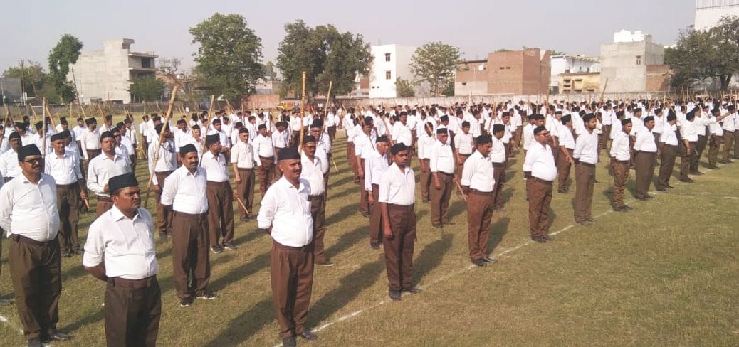 फोटो-25- आरआर इंटर कॉलेज में पथ संचलन कार्यक्रम में मौजूद स्वयंसेवक संघ के सदस्य