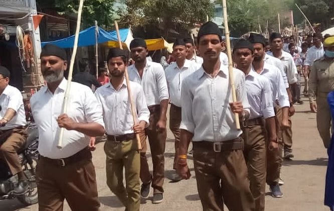 फोटो-30- पथ संचलन करते स्वयंसेवक संघ के सदस्य