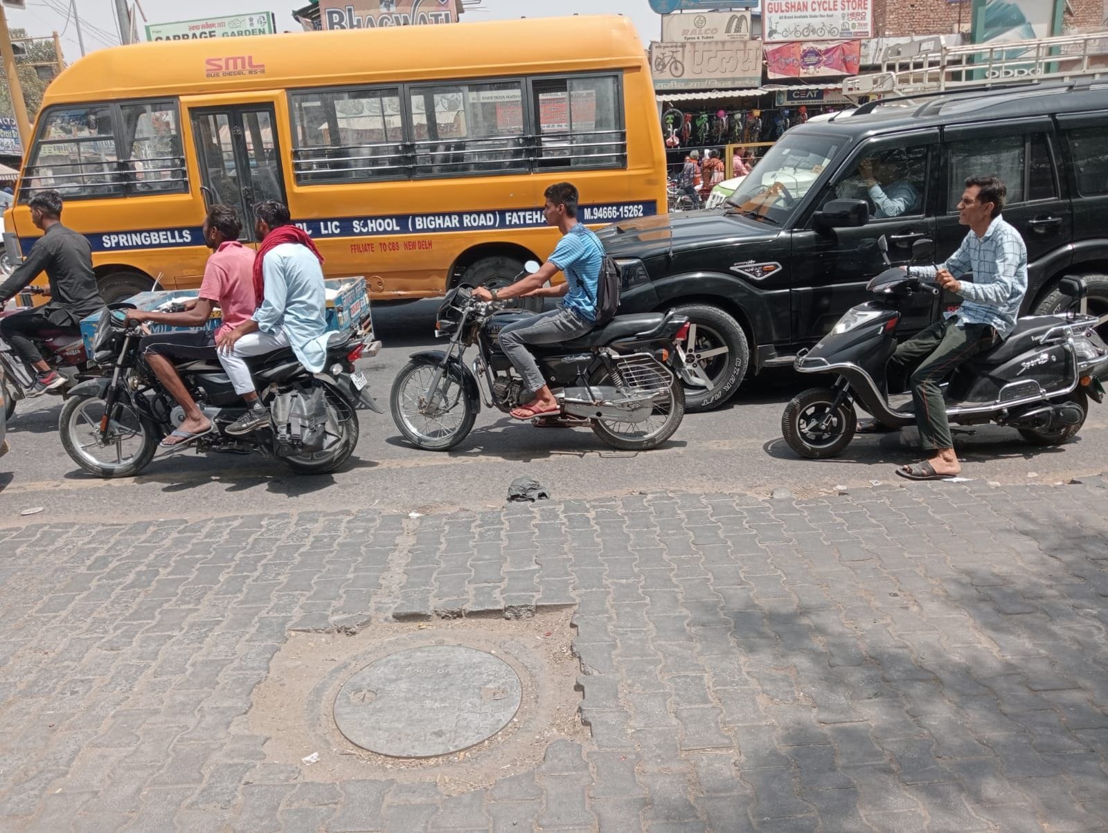 फतेहाबाद में बिना हेलमेट वाहन चलाते चालक। फतेहाबाद में बिना हेलमेट वाहन चलाते चालक।