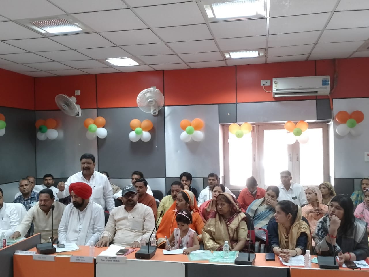 जिला पंचायत की बैठक में मौजूद जिला पंचायत सदस्य।