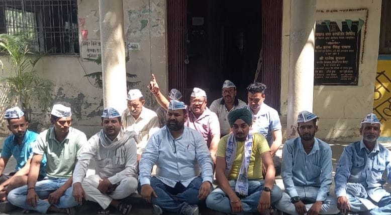 किच्छा में उर्जा निगम कार्यालय पर धरना देते आम आदमी पार्टी के लोग किच्छा में उर्जा निगम कार्यालय पर धरना देते आम आदमी पार्टी के लोग
