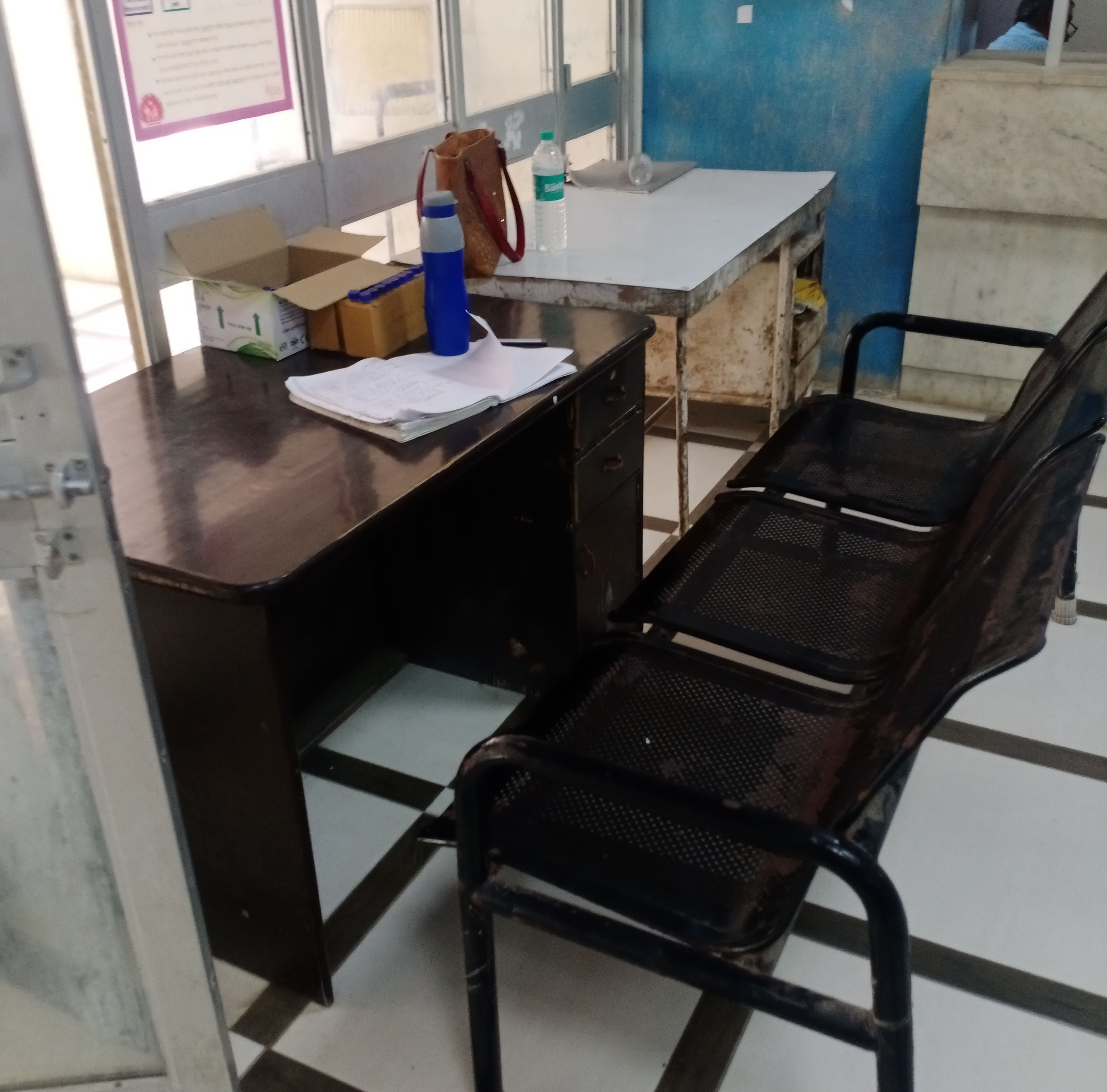 नागरिक अस्पताल के फ्लू कॉर्नर पर खाली पड़ी लैब टैक्निशियन की कुर्सी। संवाद नागरिक अस्पताल के फ्लू कॉर्नर पर खाली पड़ी लैब टैक्निशियन की कुर्सी। संवाद