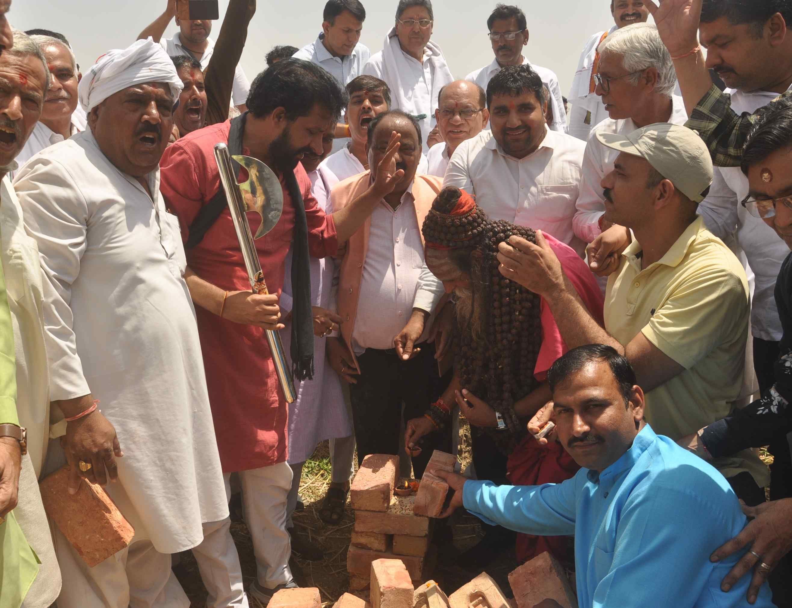 पहरावर गांव के पास नीव रखते बाबा कालिदास, नवीन जय हिन्द, संस्था के सदस्य व अन्य। संवाद 