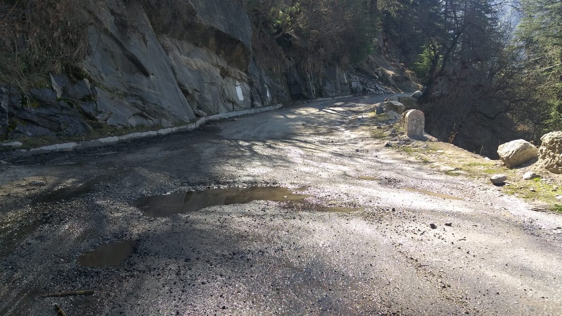 सांगला छितकुल संपर्क मार्ग गडढों में तबदील