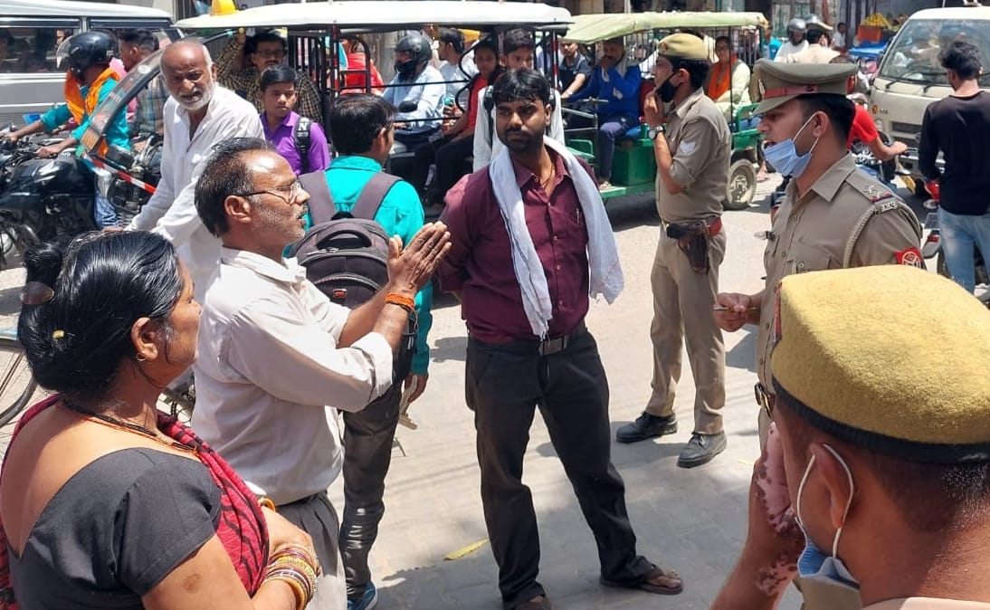 सुनगढ़ी थाने के बाहर हंगामा के दौरान अपनी फरियाद सुनाता पीड़ित। संवाद सुनगढ़ी थाने के बाहर हंगामा के दौरान अपनी फरियाद सुनाता पीड़ित। संवाद