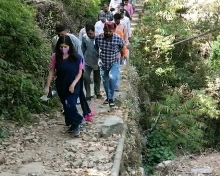 दो घोड़िया गांव का अधिकारियों के साथ पैदल भ्रमण करती डीएम। दो घोड़िया गांव का अधिकारियों के साथ पैदल भ्रमण करती डीएम।