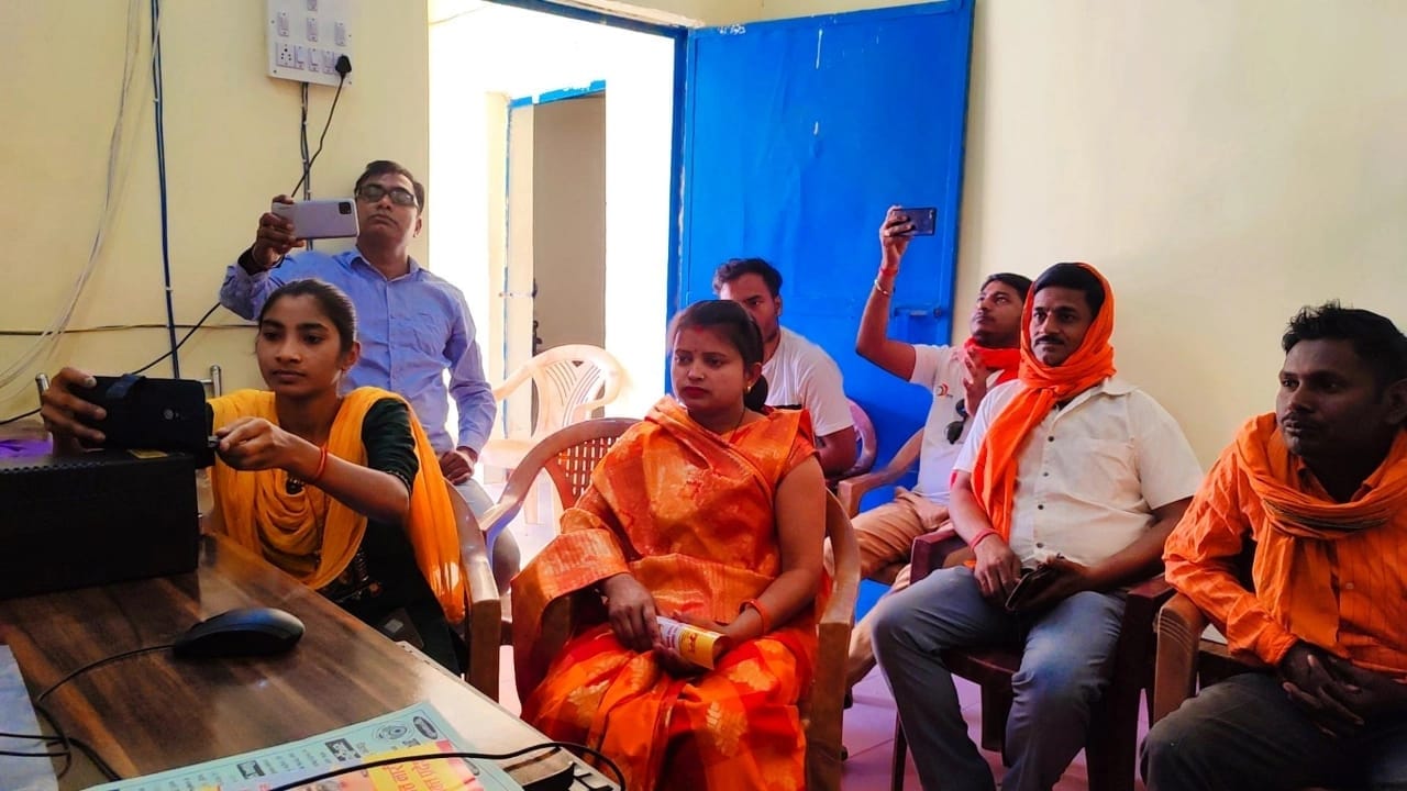 दुद्धी क्षेत्र के ग्राम बुटवेढ़वा में राष्ट्रीय पंचायती राज दिवस में शामिल लोग।