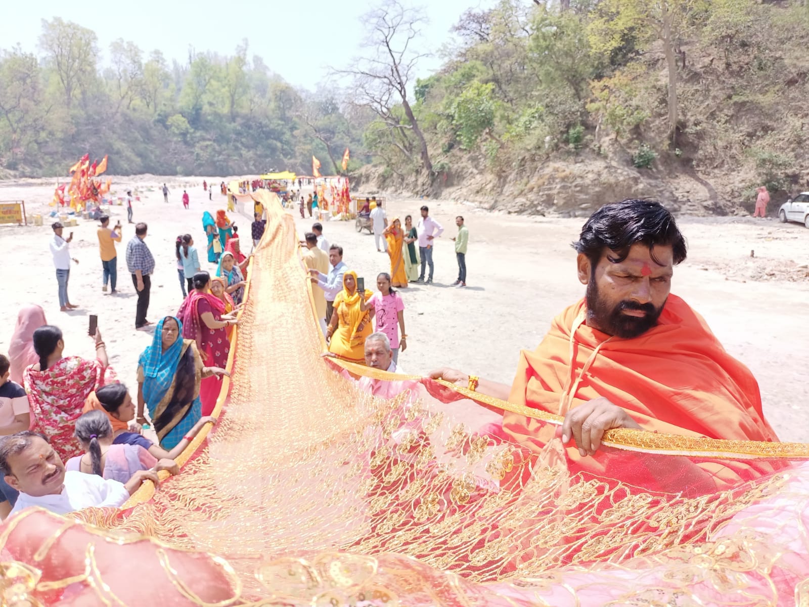 900 फीट लंबी चुनरी को मां के दरबार में अर्पित करने जाते श्रद्धालु एवं स्वामी कालेंद्रनंद जी महाराज 900 फीट लंबी चुनरी को मां के दरबार में अर्पित करने जाते श्रद्धालु एवं स्वामी कालेंद्रनंद जी महाराज