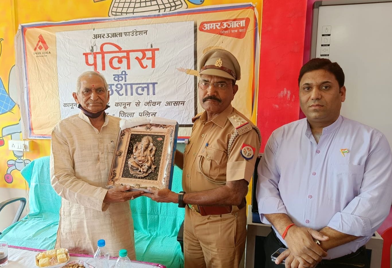 फोटो-25एयूआरपी-10- पुलिस कर्मियों को प्रतीक चिन्ह देकर सम्मानित करते स्कूल के प्रबंधक। संवाद