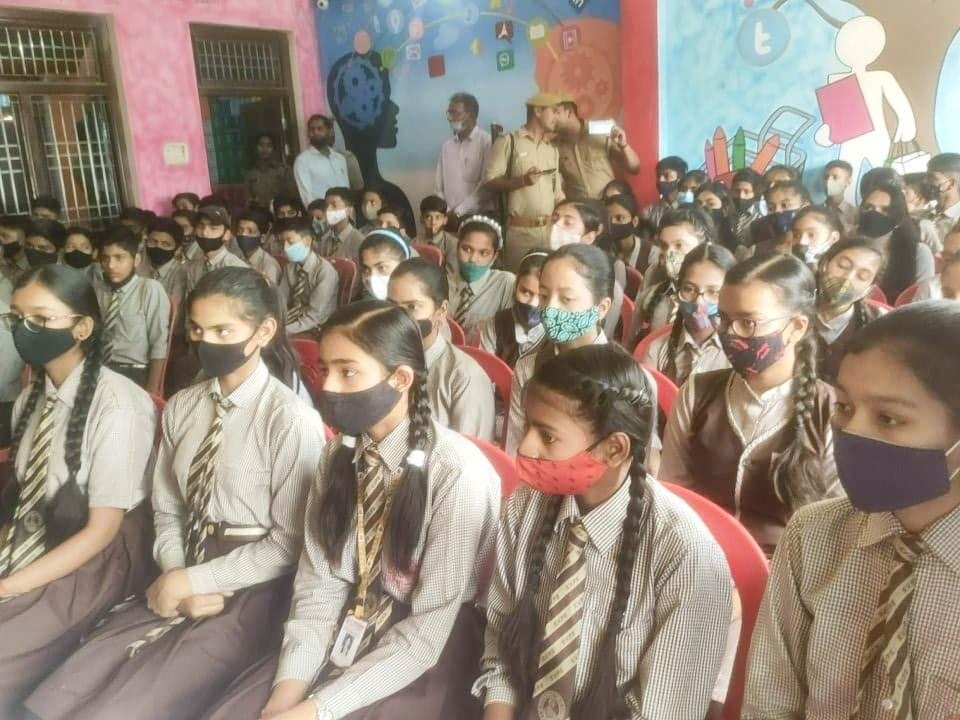 फोटो-25एयूआरपी-11- पुलिस पाठशाला में मौजूद छात्र-छात्राएं। संवाद