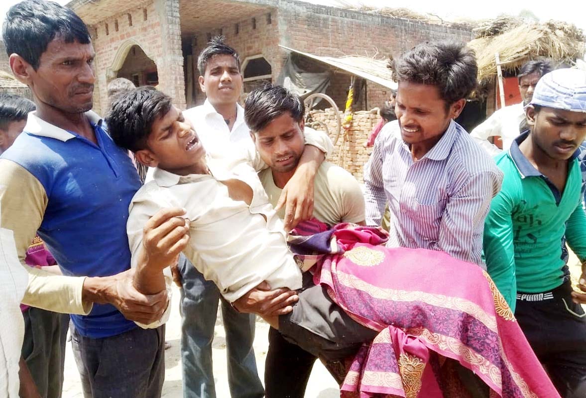 गांव धर्मंगदपुर खुर्द के घायल अर्जुन को अस्पताल ले जाते परिजन