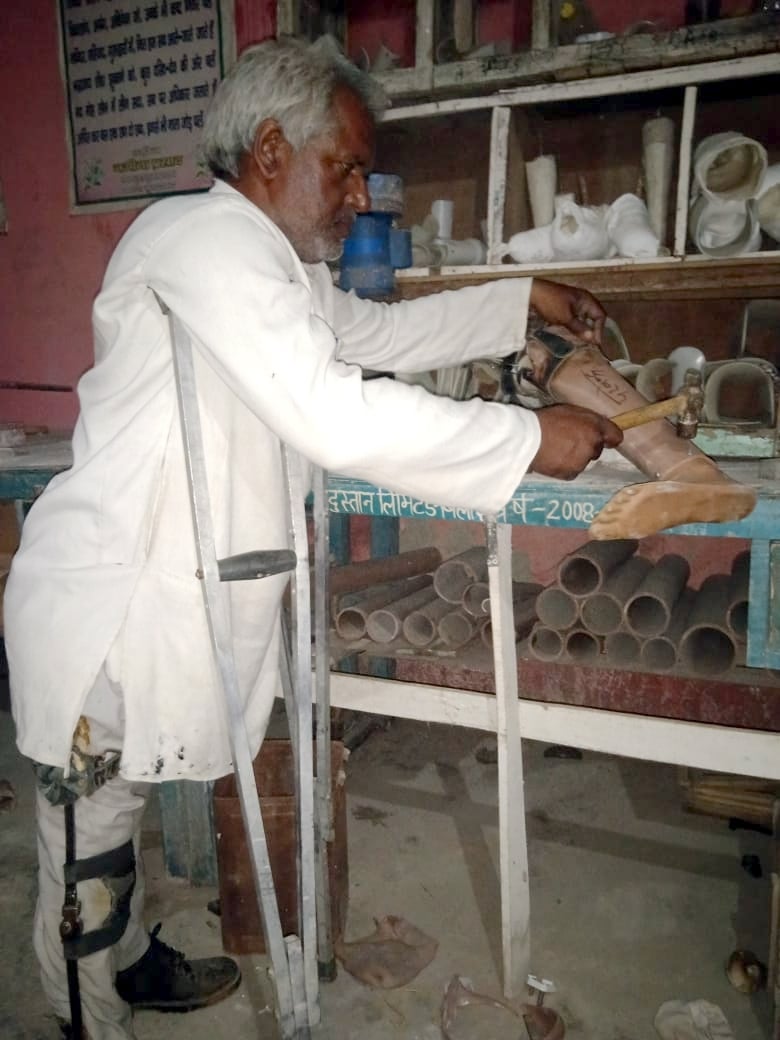 हल्दौर में कृत्रिम अंग बनाते दिव्यांग जयप्रकाश। हल्दौर में कृत्रिम अंग बनाते दिव्यांग जयप्रकाश।