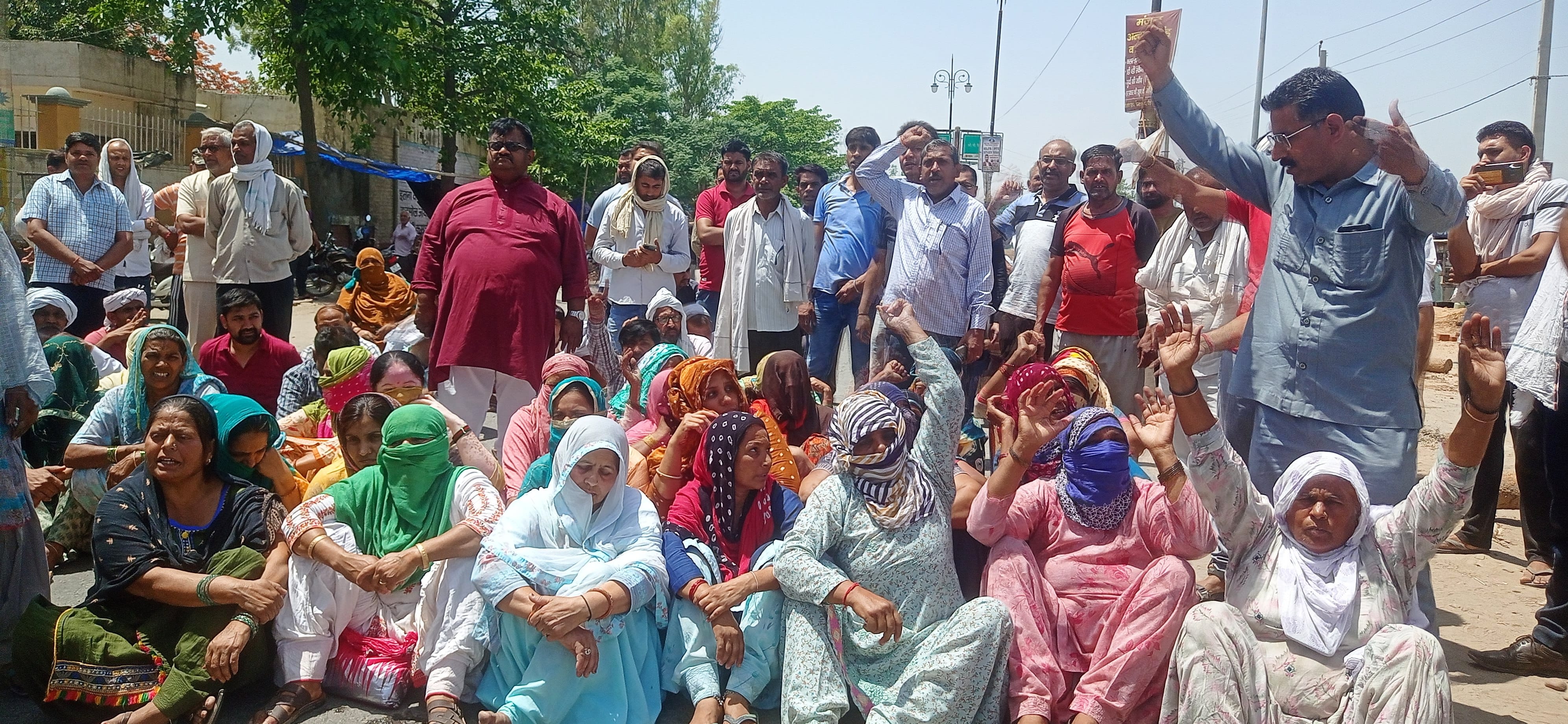  जिला अस्पताल के सामने जाम लगाकर बैठे मृतक कमल के परिजन व अन्य।  संवाद