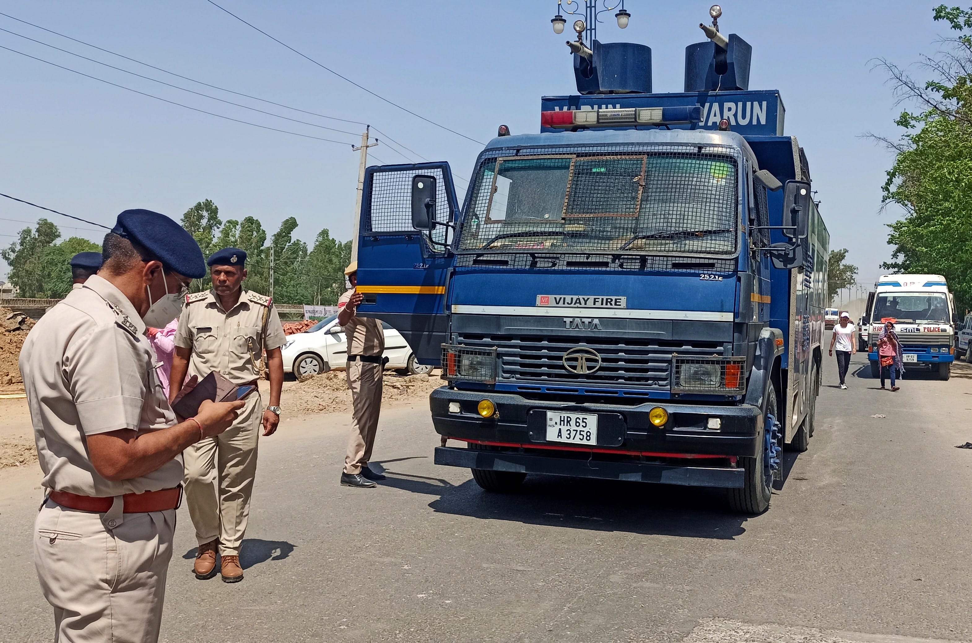 जाम की स्थिति से निपटने के लिए बलाया गया वाटर कैनन वाहन।  संवाद