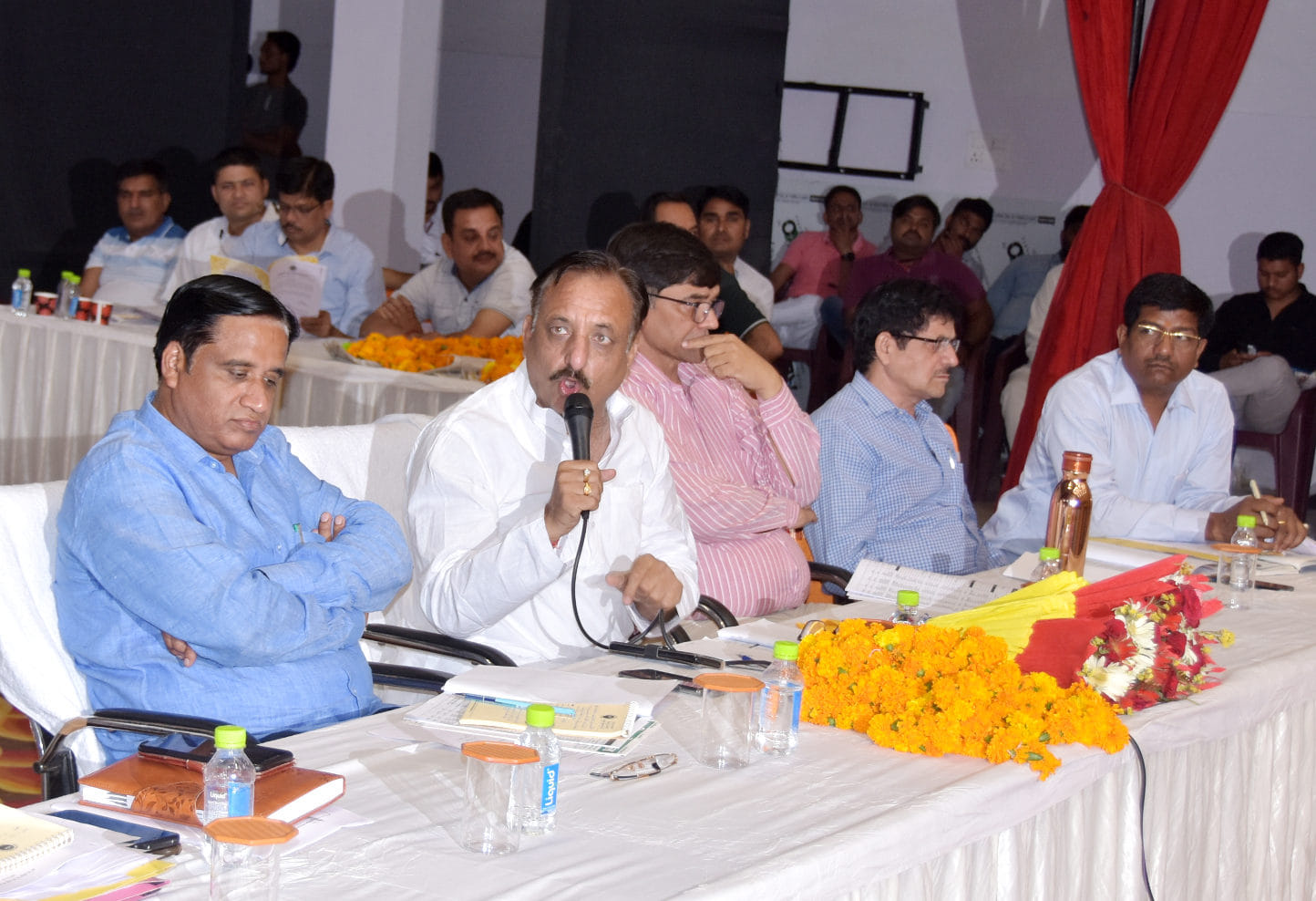 जनमंच में नगर निगम बोर्ड की बैठक  को संबोधित करते नगर विधायक राजीव गुंबर