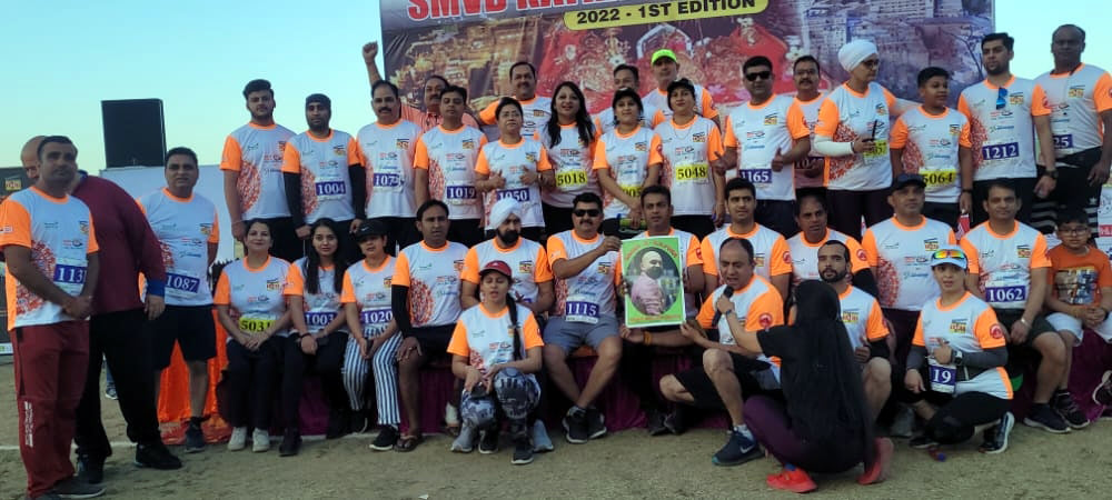 मैराथन प्रतियोगियों को हरी झंड़ी दिखते मुख्य अतिथि व दौड़ लगाते हुए प्रतियोगिता मैराथन प्रतियोगियों को हरी झंड़ी दिखते मुख्य अतिथि व दौड़ लगाते हुए प्रतियोगिता
