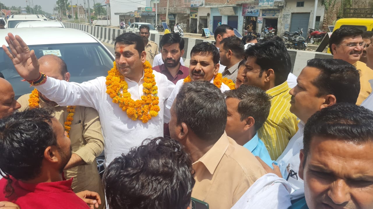 नानौता में ऊर्जा राज्य मंत्री का स्वागत करते भाजपाई नानौता में ऊर्जा राज्य मंत्री का स्वागत करते भाजपाई