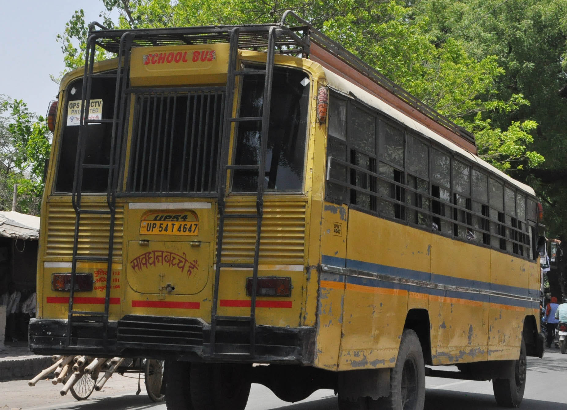 नियम का उलंघन:नियमों को ताक पर रखकर बस से स्कूलों बच्चों को ले जाया जा रहा,जबकि बस पर न स्कूल का नाम, नियम का उलंघन:नियमों को ताक पर रखकर बस से स्कूलों बच्चों को ले जाया जा रहा,जबकि बस पर न स्कूल का नाम,