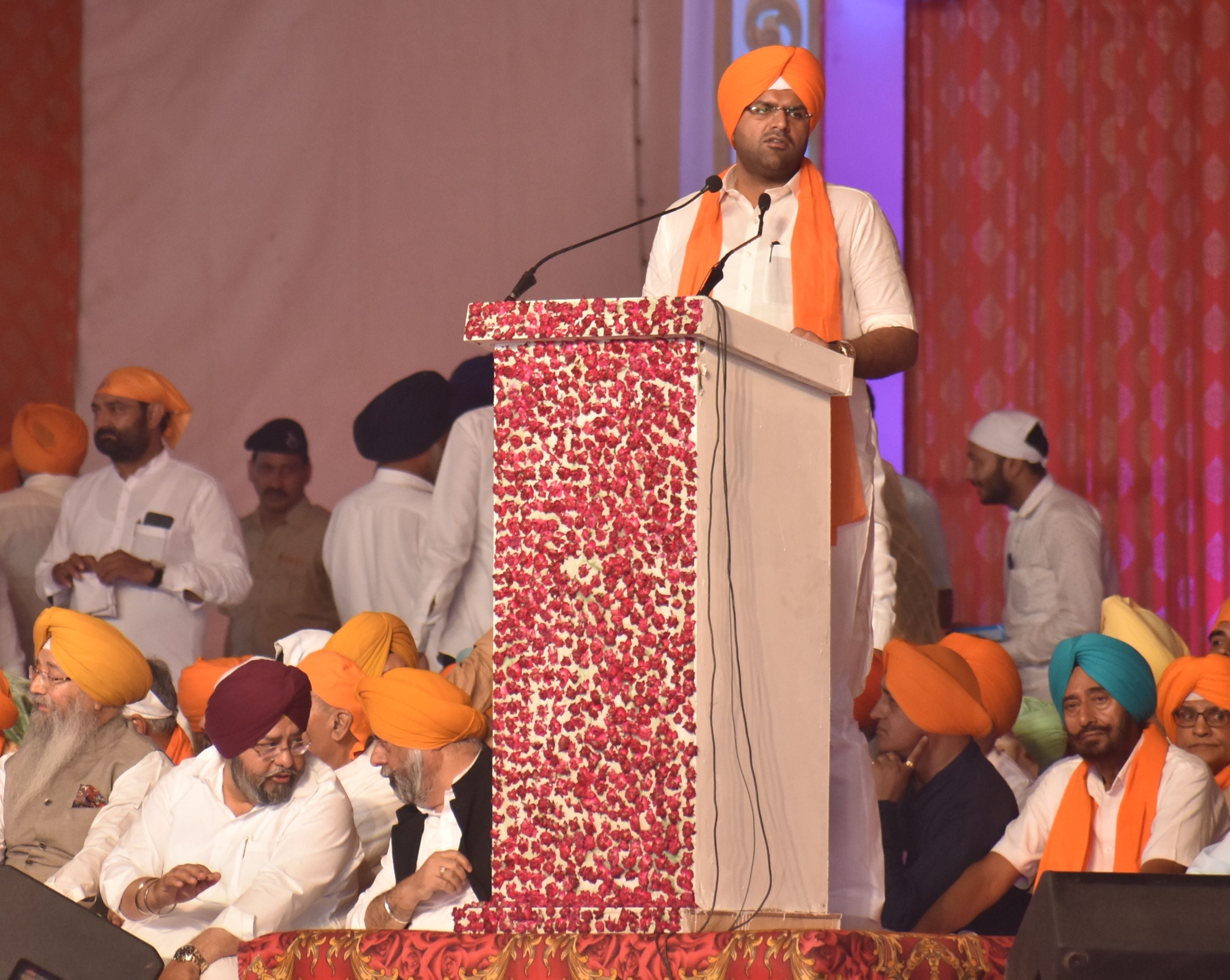 पानीपत। 400वें प्रकाश पर्व पर आयोजित कार्यक्रम में पहुंची संगत को संबोधित करते हुए उपमुख्यमंत्री 