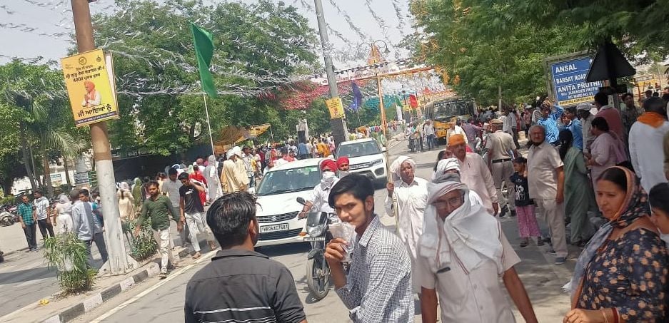 पानीपत। पाकिंग स्थल फुल होन के बाद लोग 13-17 में कार्य्रकम के लिए रोड पर खड़े करके गए वाहन व लगी लोगों पानीपत। पाकिंग स्थल फुल होन के बाद लोग 13-17 में कार्य्रकम के लिए रोड पर खड़े करके गए वाहन व लगी लोगों