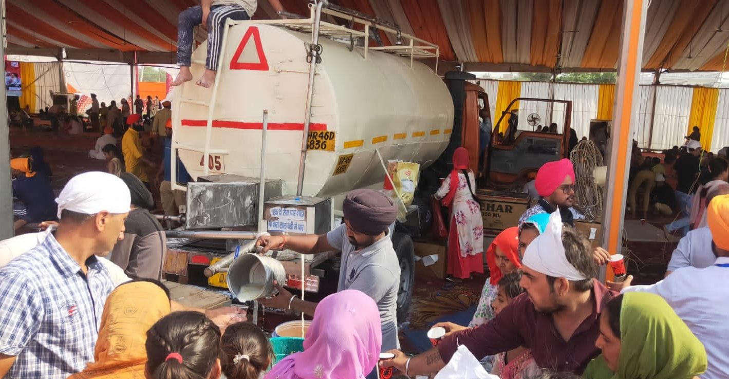 पानीपत।  संगत के लिए टेंकर में भर कर लाए लस्सी।
