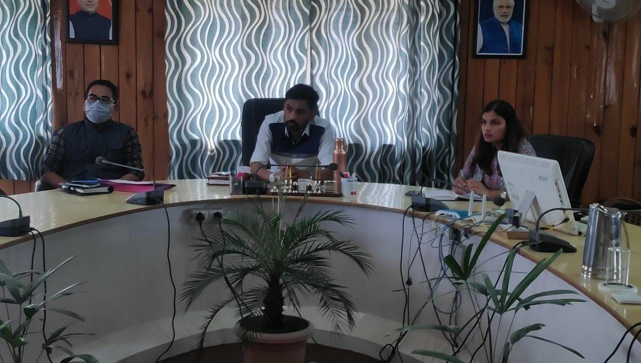पिथौरागढ़ में बैठक लेते डीएम डॉ. आशीष चौहान। संवाद पिथौरागढ़ में बैठक लेते डीएम डॉ. आशीष चौहान। संवाद